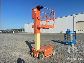 Articulated boom lift JLG