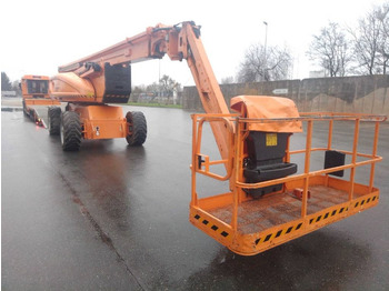 Articulated boom lift JLG