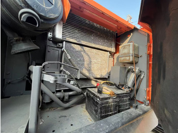 Crawler excavator HITACHI ZX160: picture 3