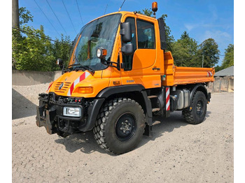 Snow removal vehicle UNIMOG U300
