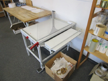 Paper cutting machine