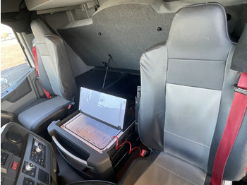 Tractor unit RENAULT T460: picture 5