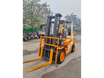 Diesel forklift TCM