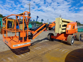 Articulated boom lift JLG