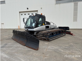 Snow removal vehicle