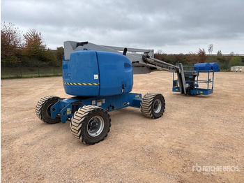 Articulated boom lift JLG