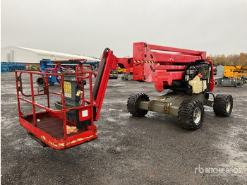 Articulated boom lift JLG