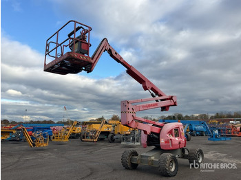 Articulated boom lift JLG