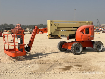 Articulated boom lift JLG