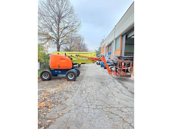 Articulated boom lift JLG