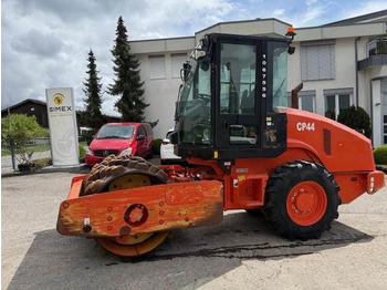 Compactor CATERPILLAR