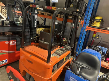 Low loader semi-trailer