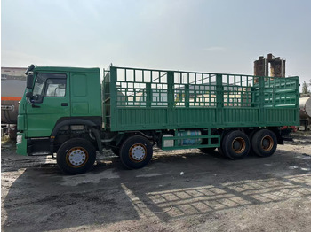 Leasing of SINOTRUK HOWO 420hp 8x4 fence truck SINOTRUK HOWO 420hp 8x4 fence truck: picture 3