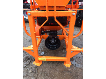 Sand/ Salt spreader POM Augustów salt and sand spreader with communal attachment Motyl N 31M/1: picture 5