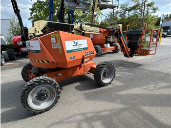 Articulated boom lift JLG