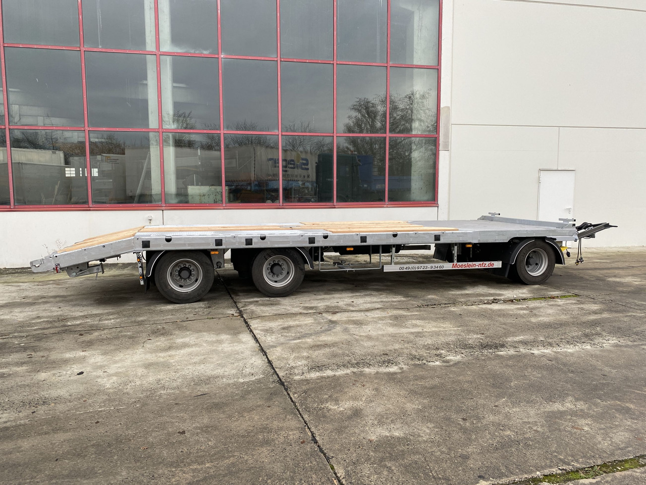 Möslein T 3-P9,2 OR 3 Achs Tieflader gerader Ladefläche 9 m, Neufahrzeug - Low loader trailer: picture 3 Möslein T 3-P9,2 OR 3 Achs Tieflader gerader Ladefläche 9 m, Neufahrzeug - Low loader trailer: picture 3
