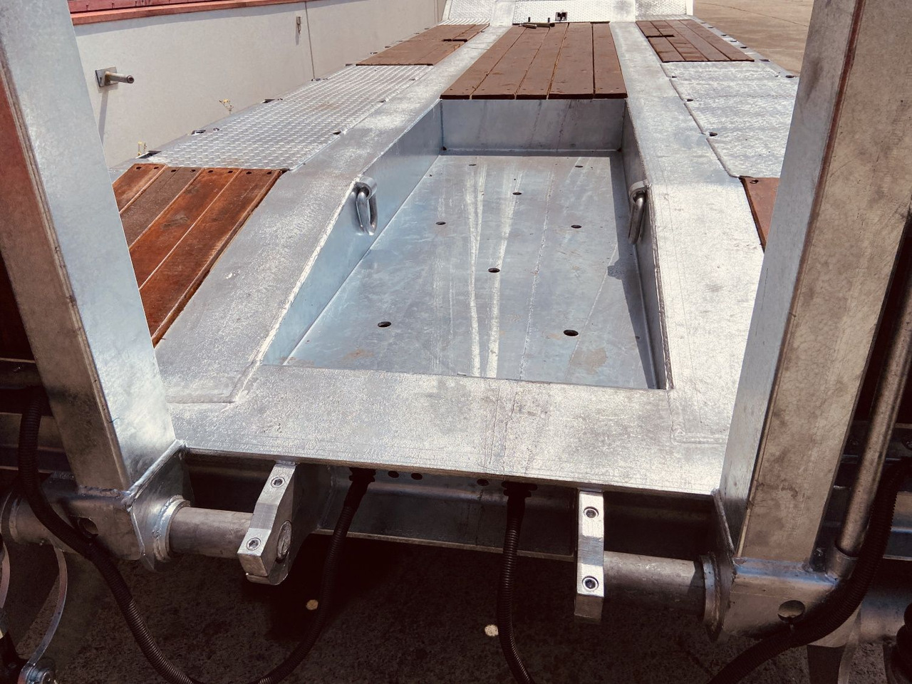 Leasing of Möslein T 4 VB F 4 Achs Tieflader- Anhänger, Neufahrzeug Möslein T 4 VB F 4 Achs Tieflader- Anhänger, Neufahrzeug: picture 7 Leasing of Möslein T 4 VB F 4 Achs Tieflader- Anhänger, Neufahrzeug Möslein T 4 VB F 4 Achs Tieflader- Anhänger, Neufahrzeug: picture 7