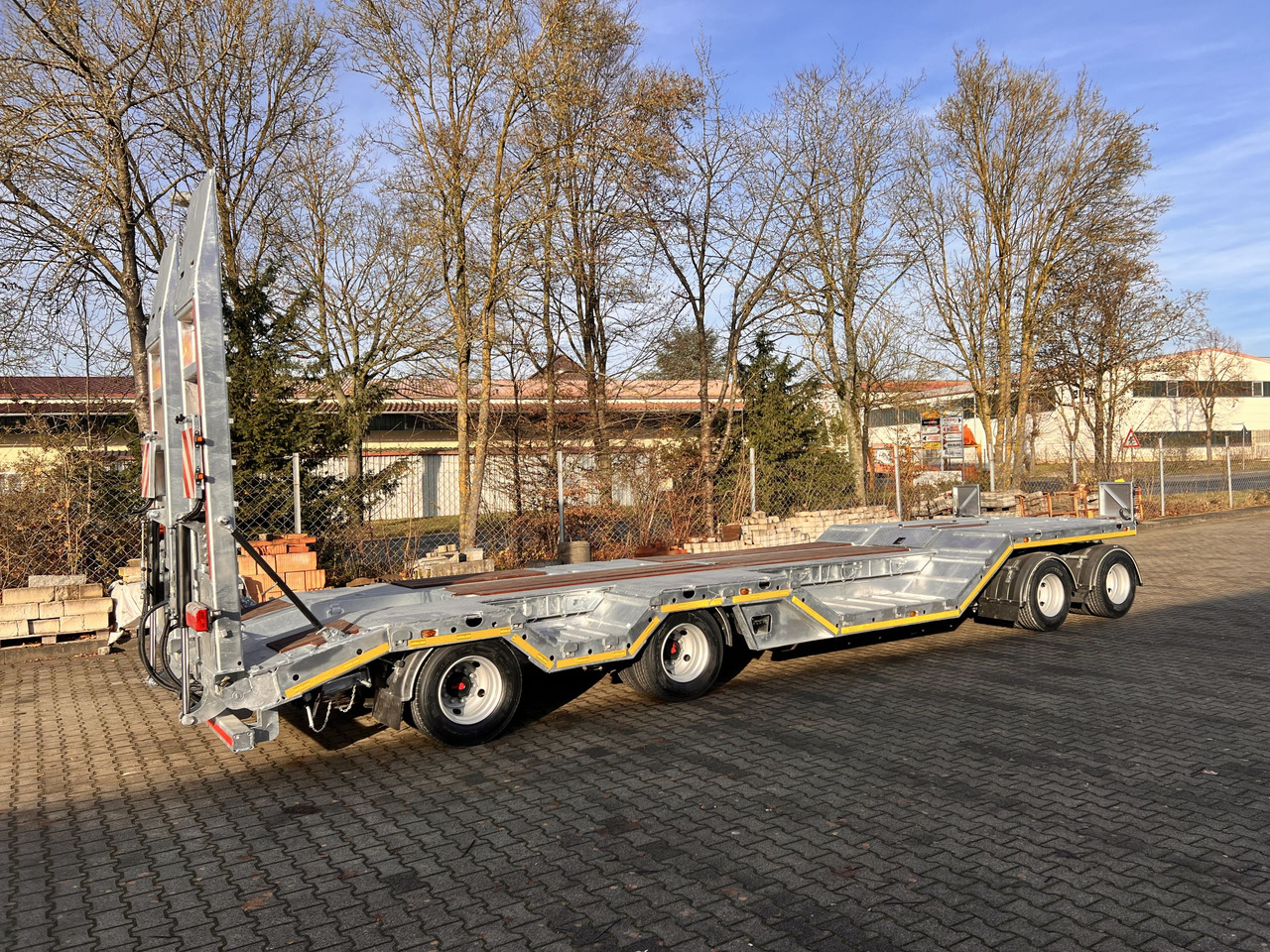 Möslein T 4 VB H1 R neuer 4 Achs Tieflader + Radmulden - Low loader trailer: picture 2 Möslein T 4 VB H1 R neuer 4 Achs Tieflader + Radmulden - Low loader trailer: picture 2