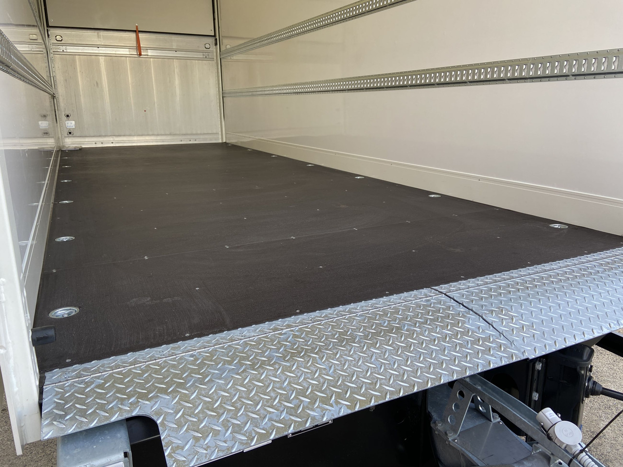 New Closed box trailer Möslein TKO105 D-L 6 m  10 t GG Tandem Koffer, Ladebordwand+ Durchladbar, 6,20 m: picture 6