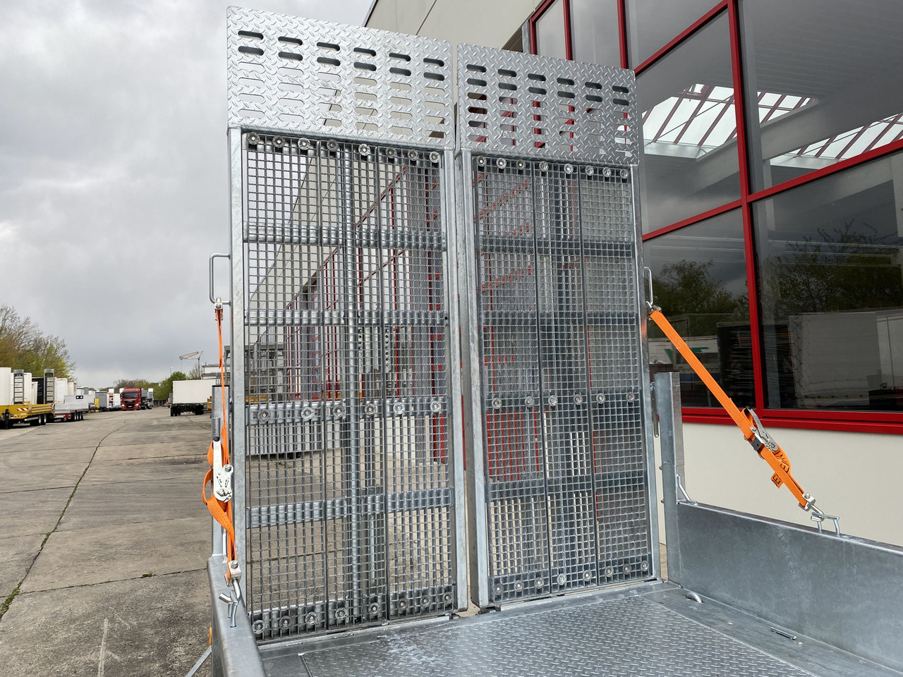 Möslein TT 11-E6x2 hydr. Rampen Tieflader für Fräsen breiten hydraulischen Rampen, Neu - Low loader trailer: picture 2 Möslein TT 11-E6x2 hydr. Rampen Tieflader für Fräsen breiten hydraulischen Rampen, Neu - Low loader trailer: picture 2