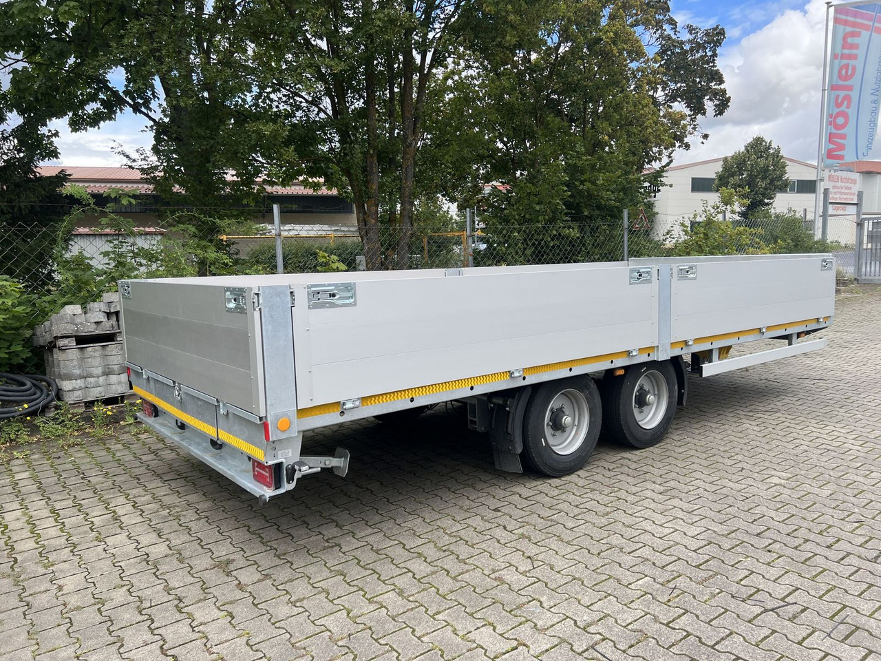 Möslein Tandem Pritsche- Tieflader mit Rungentaschen - Dropside/ Flatbed trailer: picture 5 Möslein Tandem Pritsche- Tieflader mit Rungentaschen - Dropside/ Flatbed trailer: picture 5