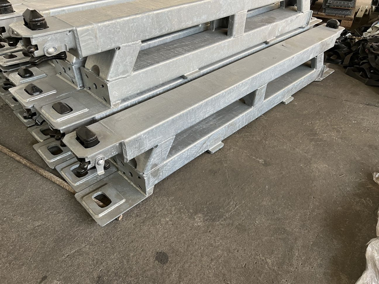 Müller Mitteltal Ausgleichsbock für Satteltieflader incl. Conatinerverschlüssen - Low loader semi-trailer: picture 4 Müller Mitteltal Ausgleichsbock für Satteltieflader incl. Conatinerverschlüssen - Low loader semi-trailer: picture 4