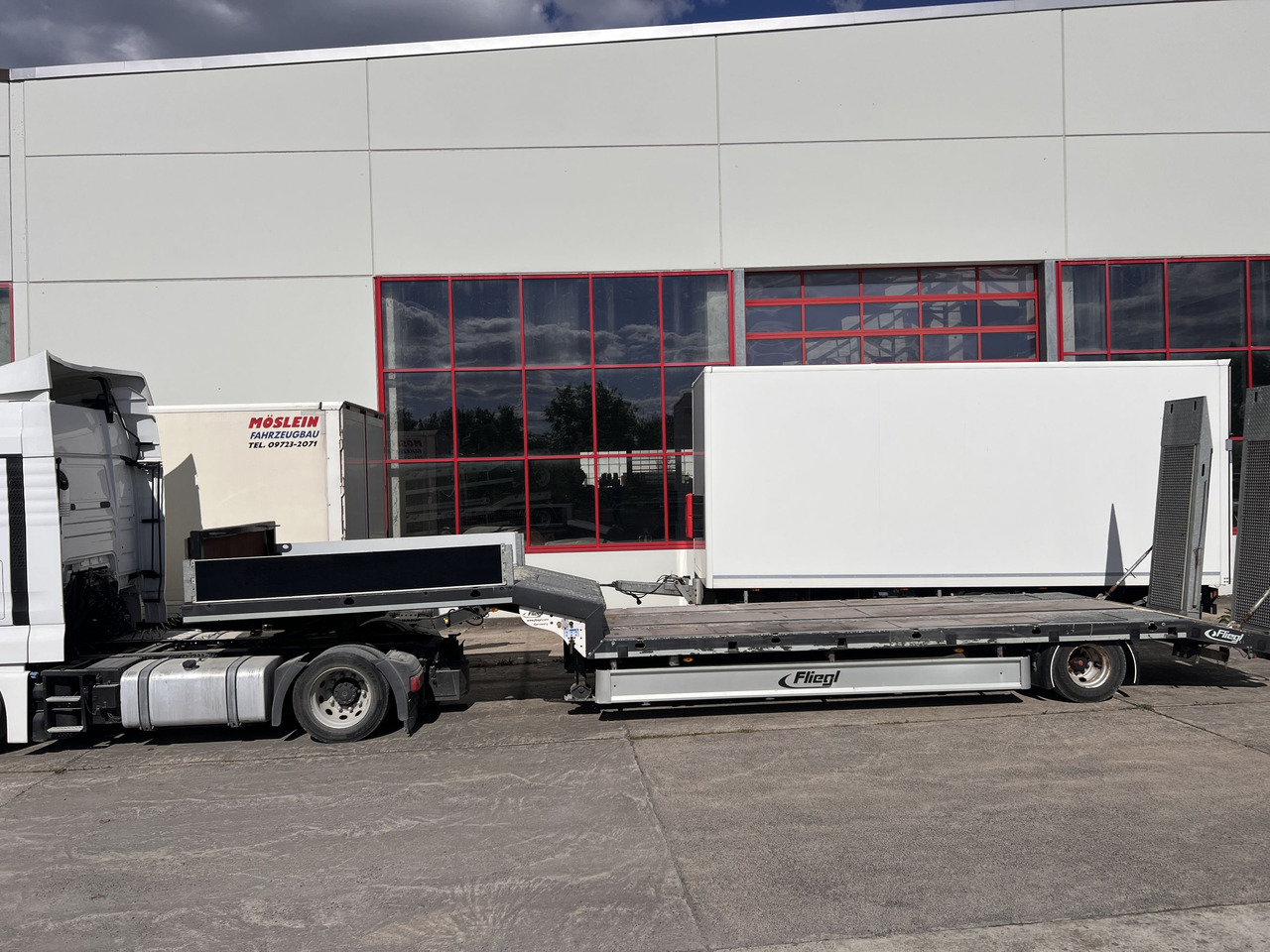 Müller Mitteltal T  1 Achs Satteltieflader - Low loader semi-trailer: picture 1 Müller Mitteltal T  1 Achs Satteltieflader - Low loader semi-trailer: picture 1