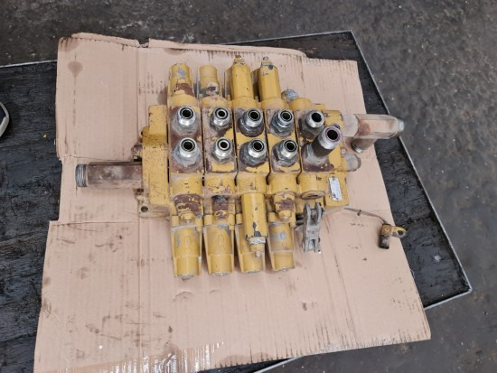 CATERPILLAR 426B, 428, 428B, 432D, 438, 438 Serie II (DISTRIBUIDOR) - Hydraulic valve for Construction machinery: picture 4 CATERPILLAR 426B, 428, 428B, 432D, 438, 438 Serie II (DISTRIBUIDOR) - Hydraulic valve for Construction machinery: picture 4