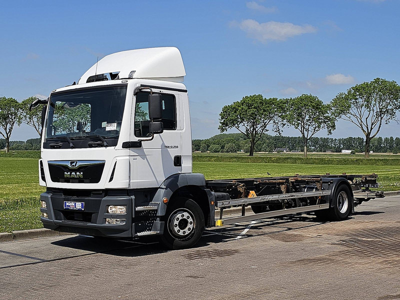 MAN 12.250 TGM LL AIRCO TAILLIFT - Container transporter/ Swap body truck: picture 2 MAN 12.250 TGM LL AIRCO TAILLIFT - Container transporter/ Swap body truck: picture 2