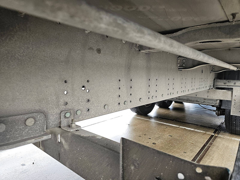 Curtainsider semi-trailer Schmitz Cargobull SCB*S3T 2 TONS BÄR LIFT: picture 10