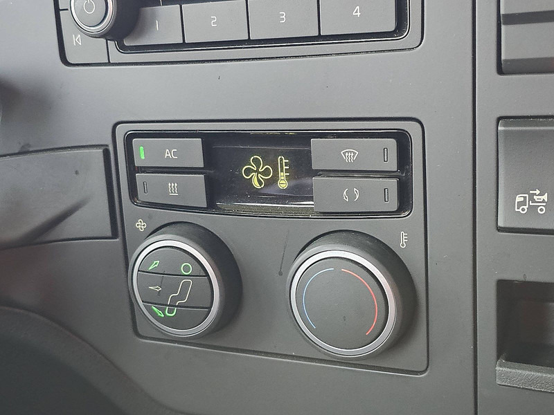 Tractor unit Volvo FM 330 3000 KM LIKE NEW!!: picture 12