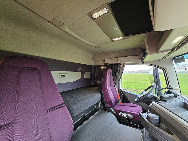 Tractor unit Volvo FM 330 3000 KM LIKE NEW!!: picture 14