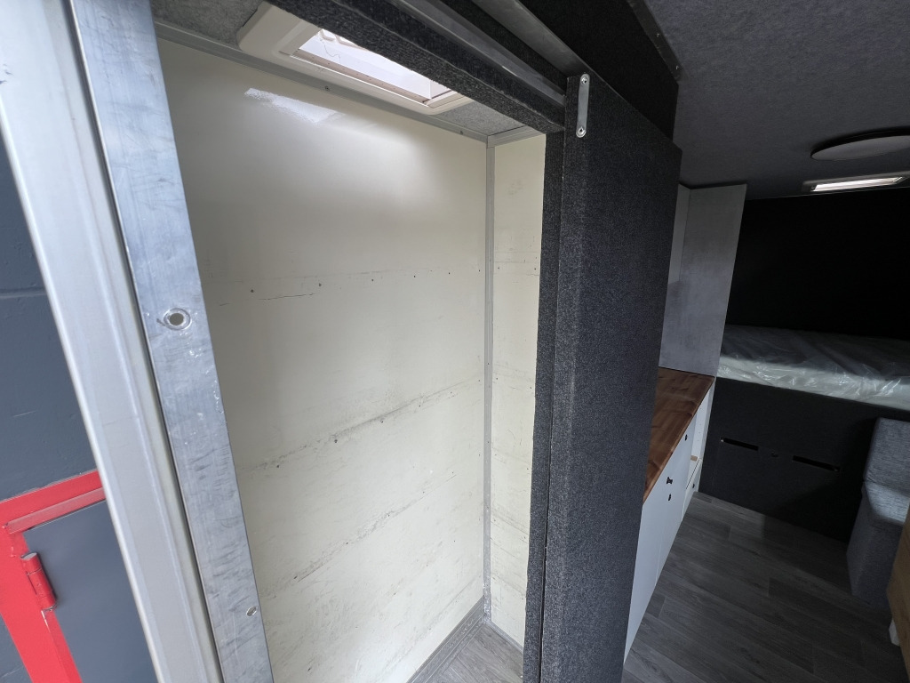 Iveco Daily 35S14 Klima Orig.127'km Küche Doppelbett - Camper: picture 3 Iveco Daily 35S14 Klima Orig.127'km Küche Doppelbett - Camper: picture 3