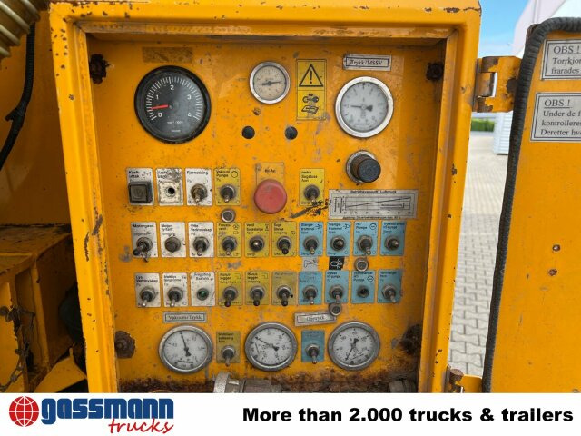 Road sweeper Mercedes-Benz Actros 3243 K 8x4/4, Müller Saug- und: picture 13