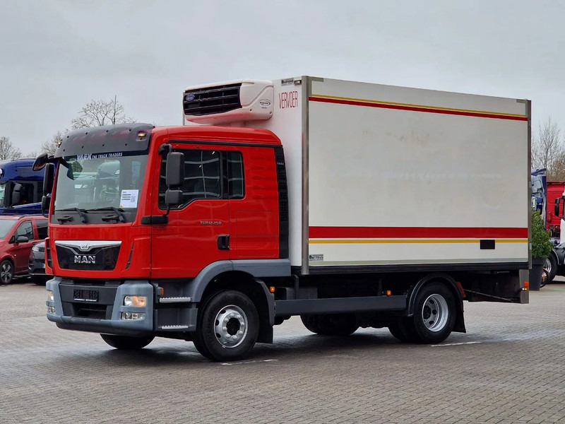 MAN TGM 12.250 Sleepercab 4x2 - Carrier Xarios 600 - Meat Hooks - Vleeshang - Rohrbahnen - Low KM - Refrigerated truck: picture 3 MAN TGM 12.250 Sleepercab 4x2 - Carrier Xarios 600 - Meat Hooks - Vleeshang - Rohrbahnen - Low KM - Refrigerated truck: picture 3