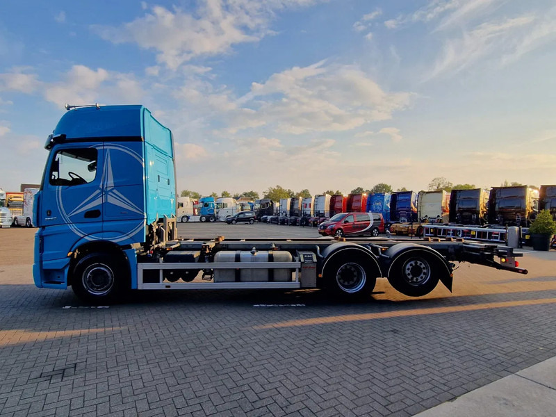 Mercedes-Benz Actros 2553 6x2 - BDF - Retarder - 4.90 WB - Loadlift - Full air - Container transporter/ Swap body truck: picture 4 Mercedes-Benz Actros 2553 6x2 - BDF - Retarder - 4.90 WB - Loadlift - Full air - Container transporter/ Swap body truck: picture 4
