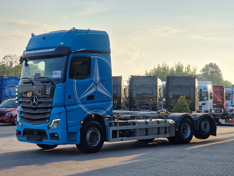 Mercedes-Benz Actros 2553 6x2 - BDF - Retarder - 4.90 WB - Loadlift - Full air - Container transporter/ Swap body truck: picture 3 Mercedes-Benz Actros 2553 6x2 - BDF - Retarder - 4.90 WB - Loadlift - Full air - Container transporter/ Swap body truck: picture 3