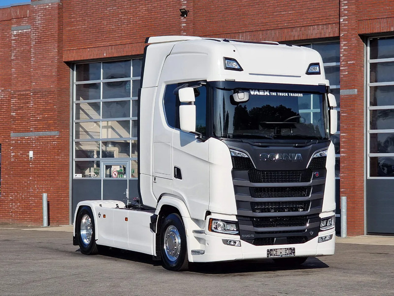 Scania 590S V8 NGS Highline 4x2 - New - Facelift - Full spec - Retarder - Leather - Full air - Tractor unit: picture 1 Scania 590S V8 NGS Highline 4x2 - New - Facelift - Full spec - Retarder - Leather - Full air - Tractor unit: picture 1