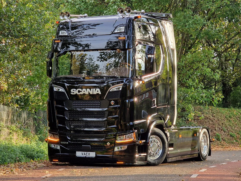 Scania 590S V8 NGS Highline 4x2 - New show truck - Full spec - Retarder - Leather - Full air - BUFFL - Tractor unit: picture 2 Scania 590S V8 NGS Highline 4x2 - New show truck - Full spec - Retarder - Leather - Full air - BUFFL - Tractor unit: picture 2