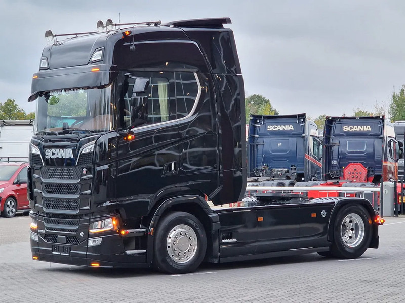 Scania 590S V8 NGS Highline 4x2 - New show truck - Full spec - Retarder - Leather - Full air - BUFFL - Tractor unit: picture 5 Scania 590S V8 NGS Highline 4x2 - New show truck - Full spec - Retarder - Leather - Full air - BUFFL - Tractor unit: picture 5