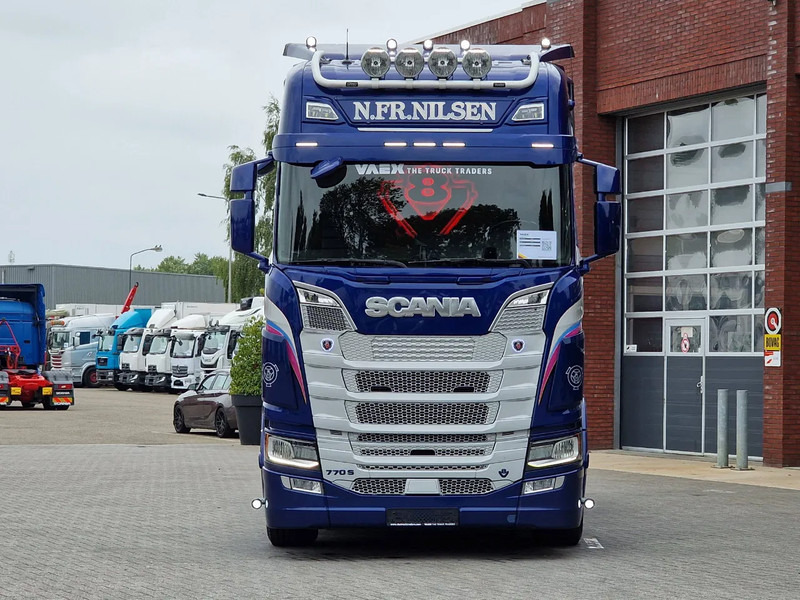 Scania 770S V8 NGS Highline 6x2 - Show truck - Special paint - Custom interior - Retarder - Full air - Night clima - Tractor unit: picture 2 Scania 770S V8 NGS Highline 6x2 - Show truck - Special paint - Custom interior - Retarder - Full air - Night clima - Tractor unit: picture 2