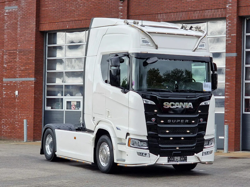 Scania R560 Highline 4x2 - Like new - Full spec - Facelift - Retarder - Night clima - Full air - Alloy wheels - Tractor unit: picture 1 Scania R560 Highline 4x2 - Like new - Full spec - Facelift - Retarder - Night clima - Full air - Alloy wheels - Tractor unit: picture 1