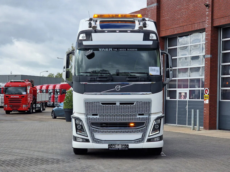 Volvo FH 16.750 Globetrotter XL 6x4 - Retarder - HUB Reduction - Low KM - Euro 5 - Tractor unit: picture 2 Volvo FH 16.750 Globetrotter XL 6x4 - Retarder - HUB Reduction - Low KM - Euro 5 - Tractor unit: picture 2