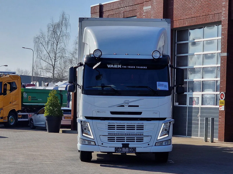 Volvo FM 330 4x2 - Carrier MT 18 Frigo - Loadlift - Full air - Sleepercab - Refrigerated truck: picture 2 Volvo FM 330 4x2 - Carrier MT 18 Frigo - Loadlift - Full air - Sleepercab - Refrigerated truck: picture 2