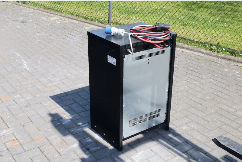 Electric forklift Linde E35 HL-01 | SIDESHIFT | POSITIONERS | LOW HOURS: picture 12 Electric forklift Linde E35 HL-01 | SIDESHIFT | POSITIONERS | LOW HOURS: picture 12