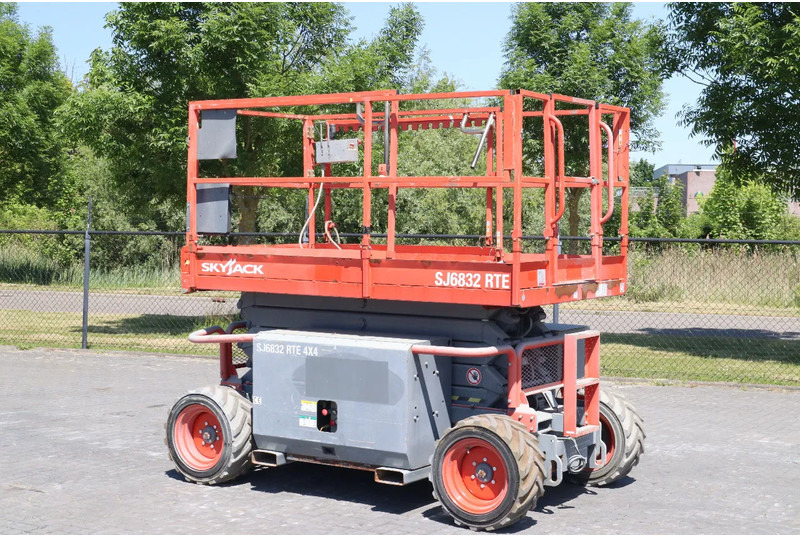 Skyjack SJ 6832 RTE | 12 METER | 454 KG - Scissor lift: picture 2 Skyjack SJ 6832 RTE | 12 METER | 454 KG - Scissor lift: picture 2