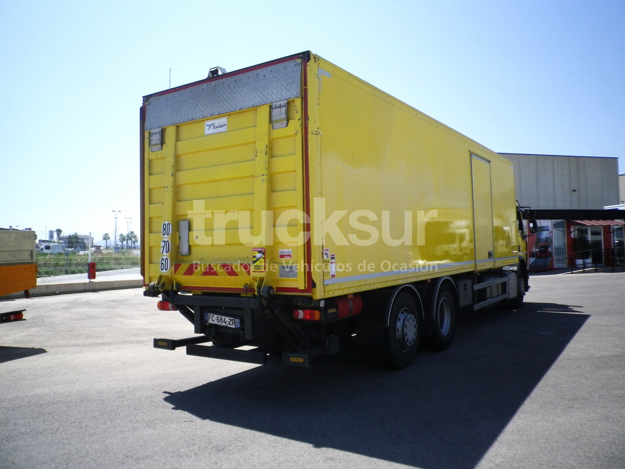 RENAULT D380.26 6X2*4 ejes 6x2*4 - Box truck: picture 4 RENAULT D380.26 6X2*4 ejes 6x2*4 - Box truck: picture 4