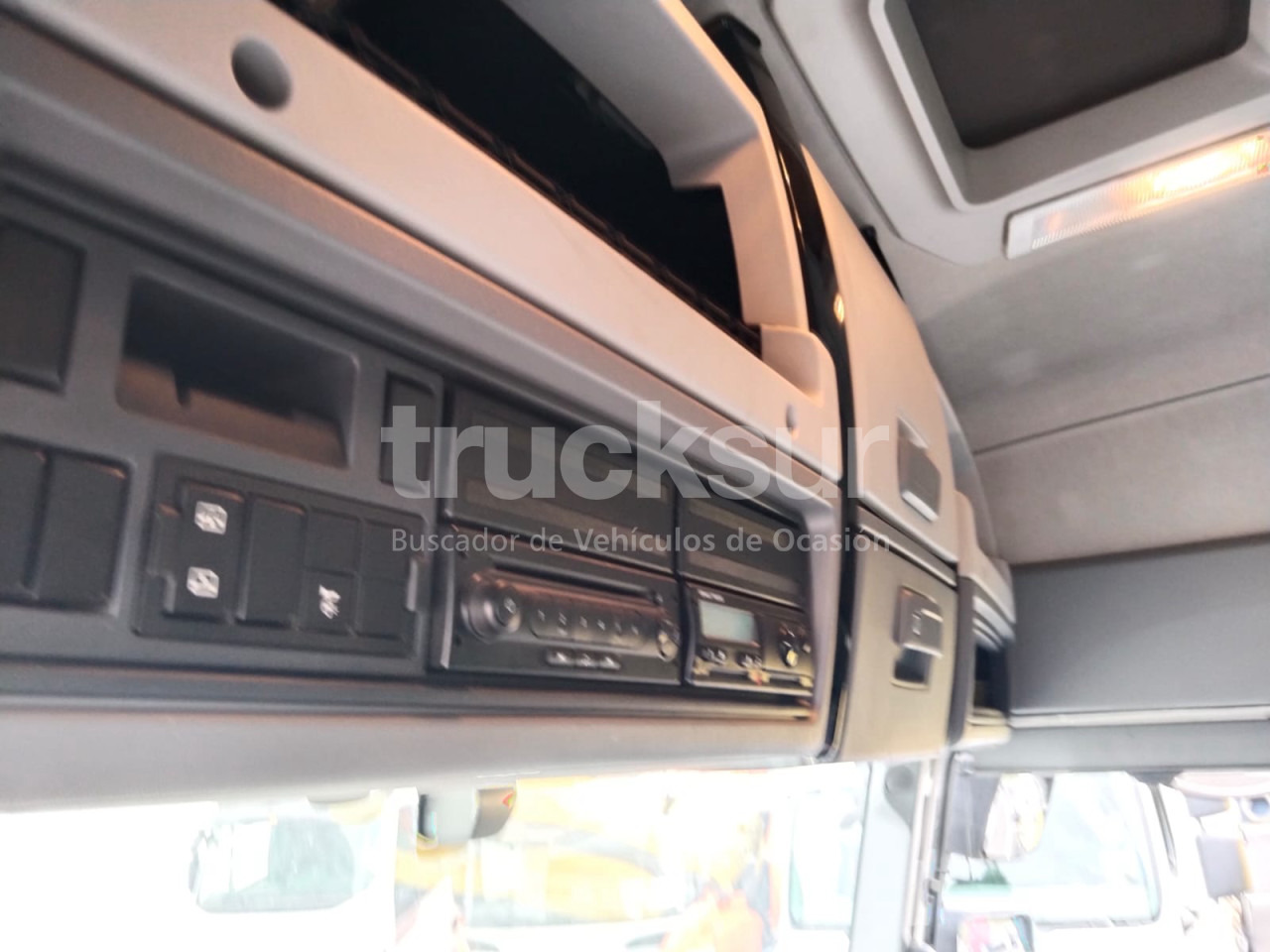 Tractor unit RENAULT T480 SLEEPER CAB: picture 17