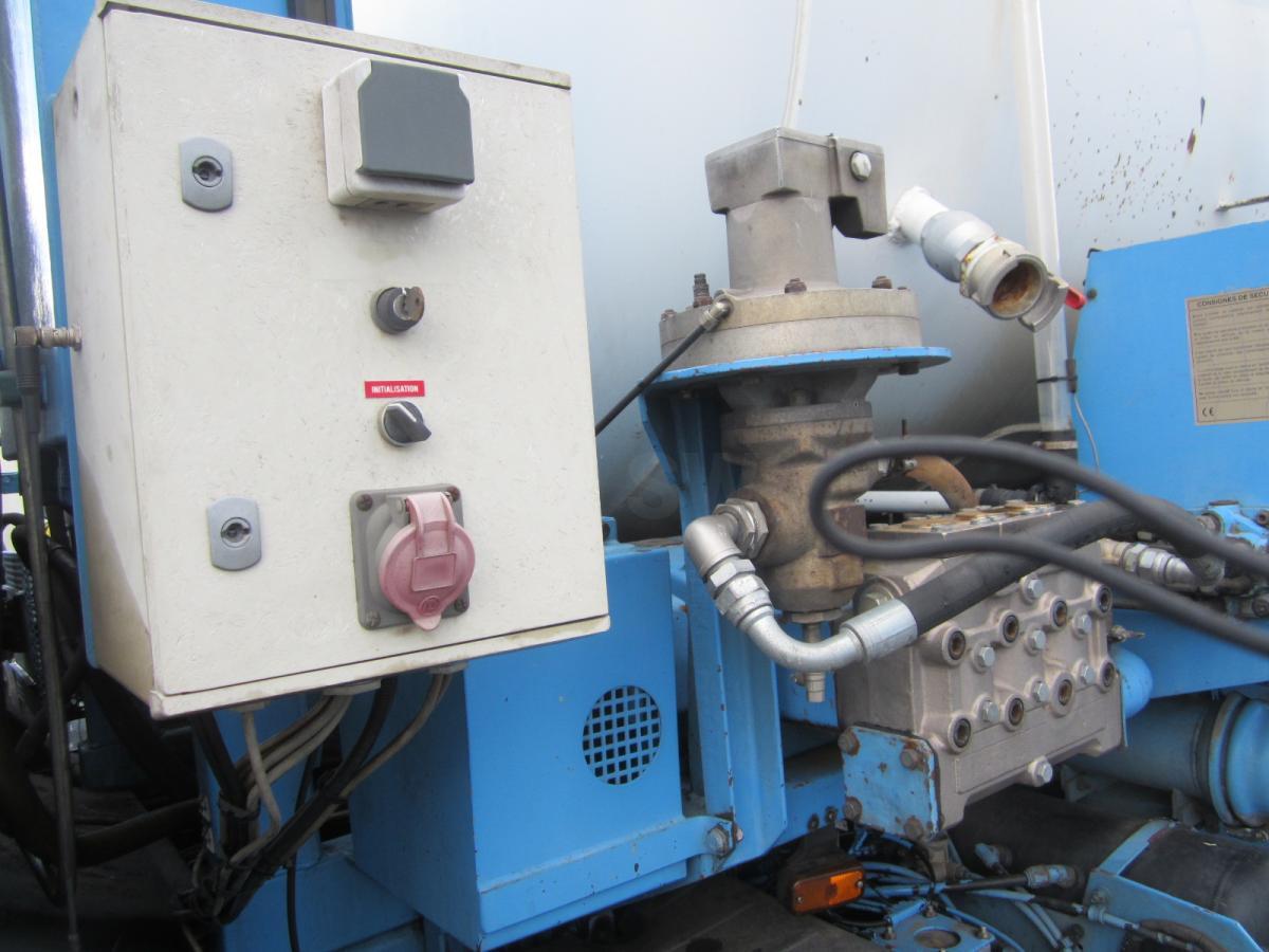 Interior photo 1: Tanker truck Renault Premium 340