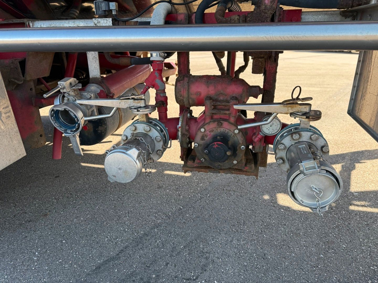 Burg 3 axle 3 compartments 32.200 L ADR - Tanker semi-trailer: picture 5 Burg 3 axle 3 compartments 32.200 L ADR - Tanker semi-trailer: picture 5